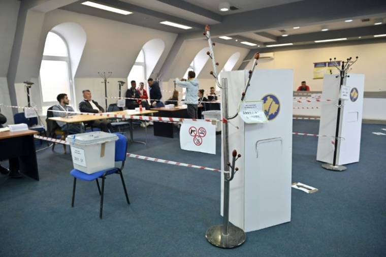 Un bureau de vote à Zvecan, le 21 avril 2024 au Kosovo, où quatre villes majoritairement serbes organisent un référendum sur la révocation de maires albanais ( AFP / Armend NIMANI )