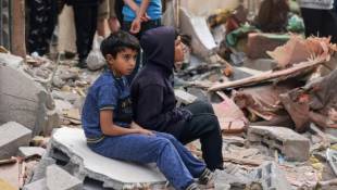Des enfants palestiniens sur les décombres d'un bâtiment détruit à la suite d'un bombardement israélien à Rafah, dans le sud de la bande de Gaza le 4 avril 2024 ( AFP / MOHAMMED ABED )