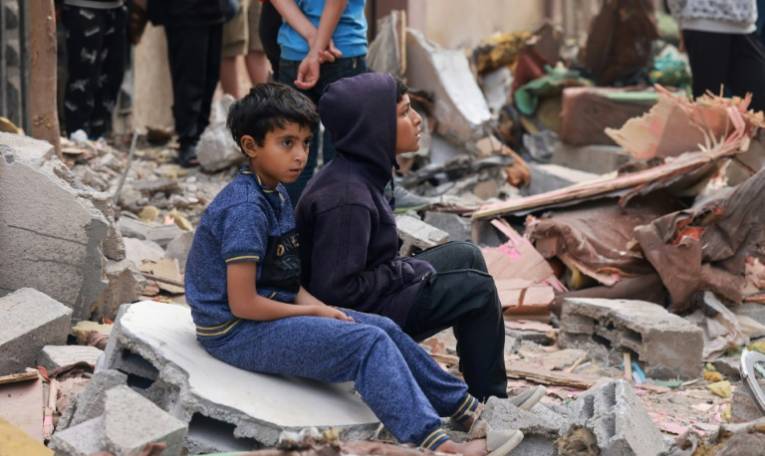 Des enfants palestiniens sur les décombres d'un bâtiment détruit à la suite d'un bombardement israélien à Rafah, dans le sud de la bande de Gaza le 4 avril 2024 ( AFP / MOHAMMED ABED )