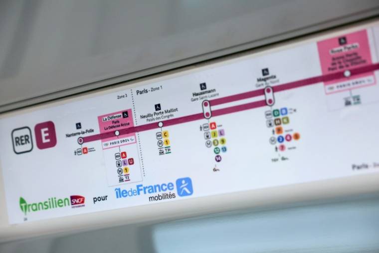 Pour le moment, les trains du RER E ne circulent qu'en heure creuse, entre 10h00 et 16h00, au rythme d'un train tous les quarts d'heure ( AFP / Thomas SAMSON )