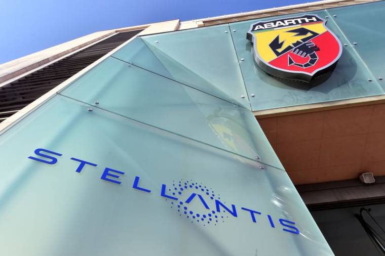 Photo du logo de Stellantis à l'usine Mirafiori de Turin