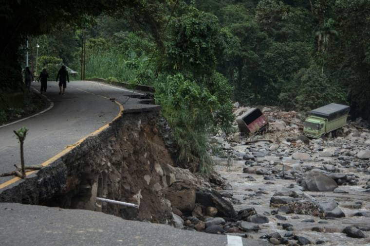 Une route endommagée après des inondations et des coulées de lave froide, le 12 mai 2024  à Tanah Datar, sur l'île de Sumatra, dans l'ouest de l'Indonésie  ( AFP / REZAN SOLEH )