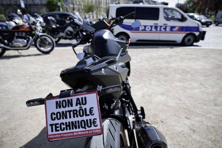 La moto d'un manifestant à Paris, le 13 avril 2024. ( AFP / STEPHANE DE SAKUTIN )
