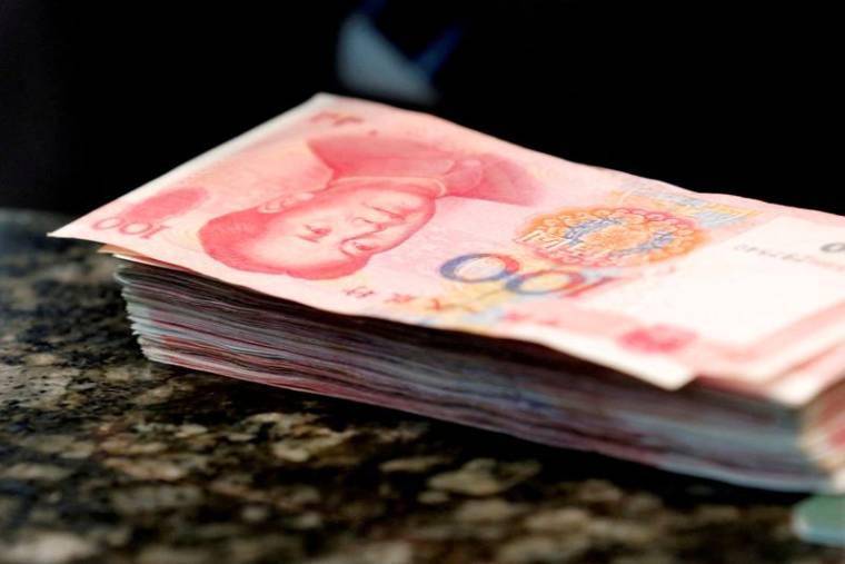 Des billets de 100 yuans chinois sur le comptoir d'une succursale d'une banque à Pékin