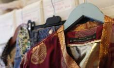 De nouveaux vêtements créés à partir d'anciens sont exposés à la brocante "Ma Ressourcerie", située dans le 13e arrondissement de Paris, le 28 août 2015. ( AFP / THOMAS SAMSON )
