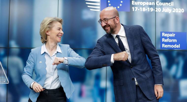 Soulagement pour Ursula von der Leyen, présidente de la Commission européenne, et Charles Michel, président du conseil européen. (© AFP)