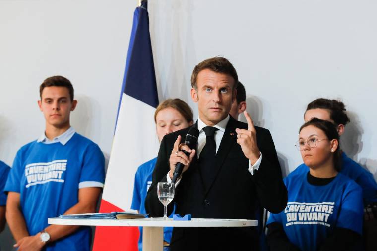 Emmanuel Macron à Outarville, le 9 septembre 2022. ( POOL / TERESA SUAREZ )