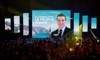 Des participants agitent des drapeaux français avant un meeting de campagne de Jordan Bardella, tête de liste du RN aux européennes, et de la présidente du groupe parlementaire du RN, Marine Le Pen, le 2 juin 2024 à Paris ( AFP / STEPHANE DE SAKUTIN )