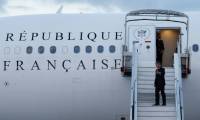 Le président français Emmanuel Macron fait un signe de la main en embarquant dans son avion présidentiel pour se rendre en Nouvelle-Calédonie, à l'aéroport d'Orly, en banlieue de Paris, le 21 mai 2024 ( POOL / Ludovic MARIN )