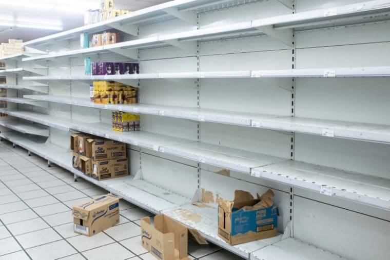 Des étagères vides dans un supermarché de Nouméa, le 16 mai 2024 ( AFP / Delphine Mayeur )