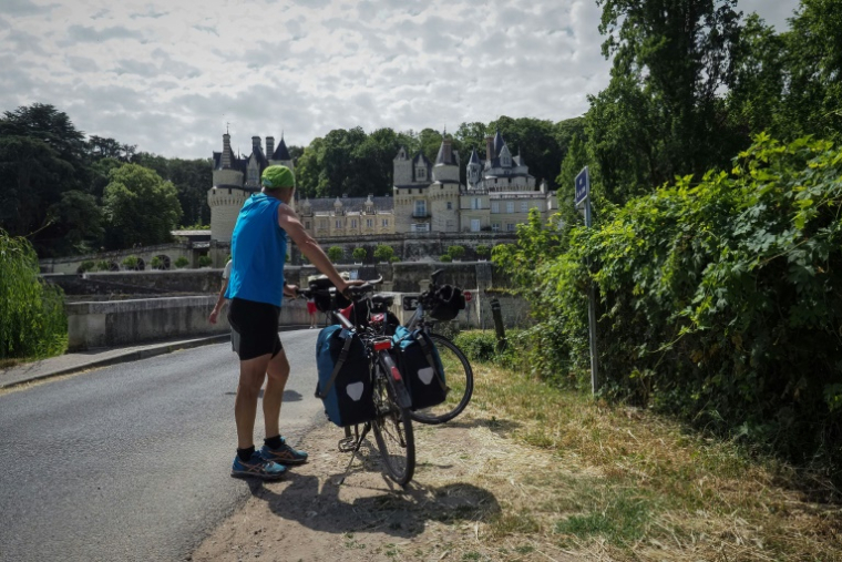 Un cycliste sur le parcours "La Loire à vélo", lors d'un arrêt au château d'Ussé, à Rigny-Ussé, le 2 juillet 2024 ( AFP / GUILLAUME SOUVANT )