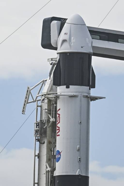 Une capsule Dragon au sommet d'une fusée Falcon 9 de SpaceX, le 3 mars 2024 au Centre spatial Kennedy en Floride ( AFP / CHANDAN KHANNA )