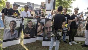 Des proches d'Israéliens retenus en otages dans la bande de Gaza, se rassemblent pour écouter le ministre israélien des Finances lors d'un rassemblement à Jérusalem, le 3 juin 2024 ( AFP / MENAHEM KAHANA )
