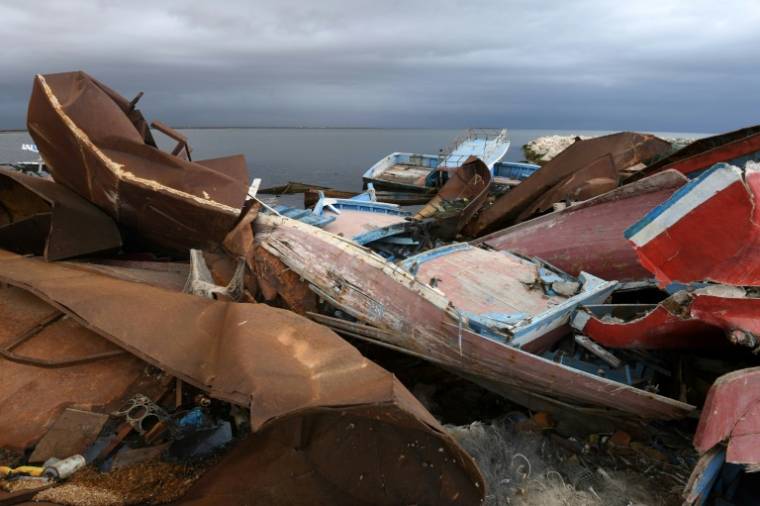 Des carcasses de bateaux utilisés par les migrants gisent dans le port d'El Amra, près de Sfax en Tunisie, le 24 avril 2024  ( AFP / FETHI BELAID )