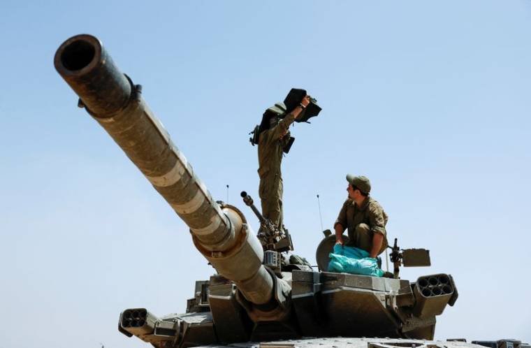 Des soldats israéliens dans un char près de la frontière entre Israël et Gaza