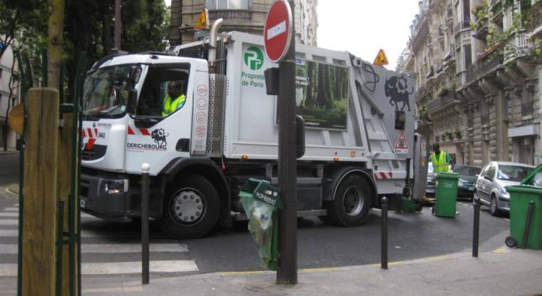 Un camion de ramassage de poubelles Derichebourg. (© RubyGoes)