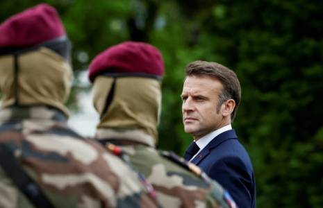 Le président français Emmanuel Macron lors d'une revue des troupes lors d'une cérémonie de commémoration du Débarquement allié en Normandie, à Plumelec (Morbihan) le 5 juin 2024 ( POOL / Benoit Tessier )