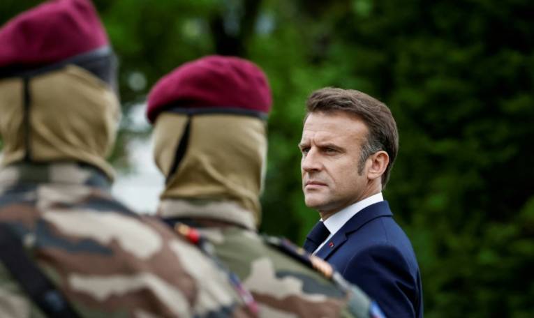 Le président français Emmanuel Macron lors d'une revue des troupes lors d'une cérémonie de commémoration du Débarquement allié en Normandie, à Plumelec (Morbihan) le 5 juin 2024 ( POOL / Benoit Tessier )