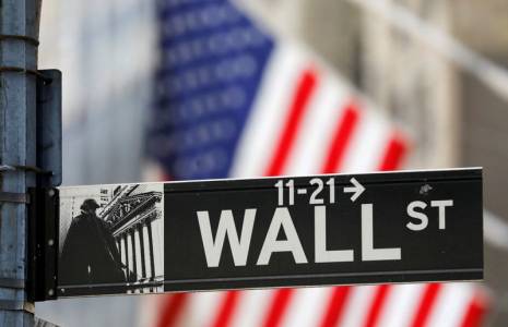 Un panneau indiquant Wall Street est visible à l'extérieur du New York Stock Exchange (NYSE) à New York
