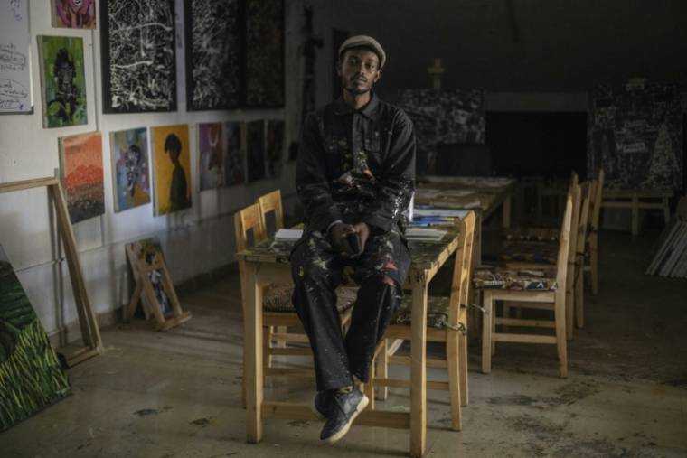 L'artiste King Ngabo, fondateur d'"Art for Memories" dans l'atelier du collectif, le 2 avril 2024 à Kigali, au Rwanda ( AFP / Guillem Sartorio )