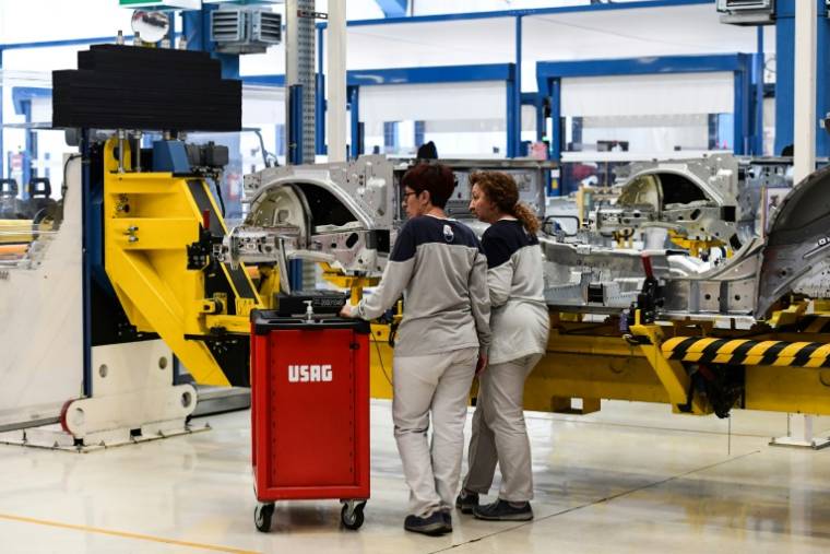 Des ouvrières s'affairent à la chaîne de montage d'une Fiat électrique, à l'usine Mirafiori de Turin, le 11 juillet 2019 ( AFP / Miguel MEDINA )