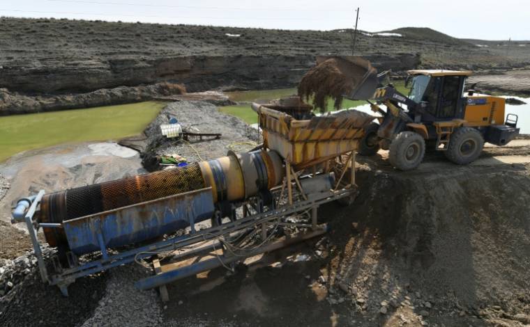 Un excavateur conduit par Sardor Mardiyev, chercheur d'or à Soykechar, le 6 mars 2024 en Ouzbékistan ( AFP / VYACHESLAV OSELEDKO )