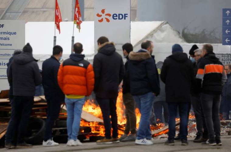 Des grévistes devant la centrale électrique au charbon d'EDF, près de Nantes