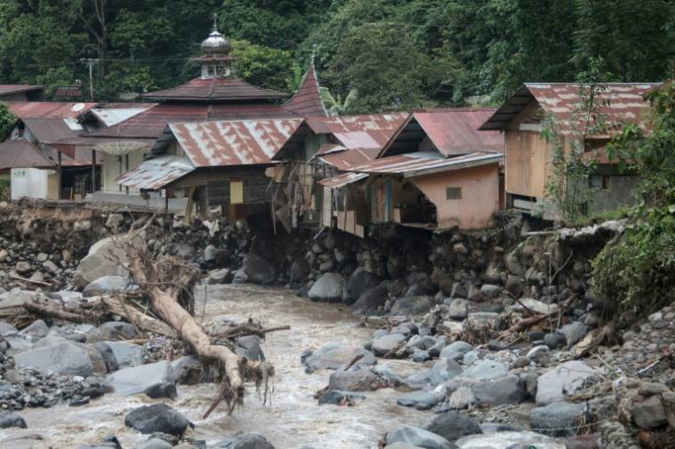 Des maisons endommagées après des inondations et des coulées de lave froide, le 12 mai 2024  à Tanah Datar, sur l'île de Sumatra, dans l'ouest de l'Indonésie  ( AFP / REZAN SOLEH )