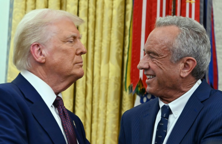 Donald Trump et Robert F. Kennedy Jr. dans le Bureau ovale, le 13 février 2025 ( AFP / ANDREW CABALLERO-REYNOLDS )