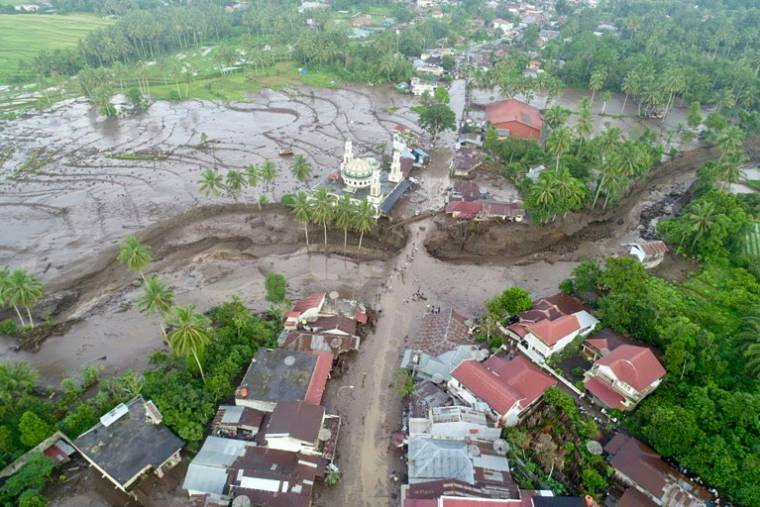 Photo aérienne transmise par  l'Agence nationale de gestion des catastrophes d'Indonésie montrant les dégâts survenus après des inondations et des coulées de lave froide dans la localité de Tanah Datar, sur l'île de Sumatra, dans l'ouest du pays  ( INDONESIA DISASTER MITIGATION AGENCY / Handout )