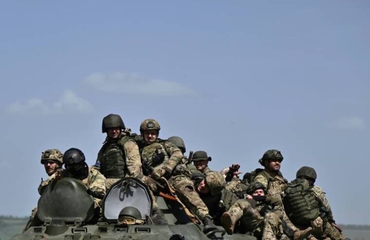 Soldats ukrainiens près de Tchassiv Iar, dans l'est de l'Ukraine, le 27 avril 2024 ( AFP / Genya SAVILOV )