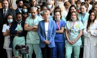 La Première ministre Elisabeth Borne (c) et le ministre de la Santé Francois Braun (g) observent le 24 mai 2023 à l'hôpital européen Georges-Pompidou (HEGP) à Paris  une minute de silence en hommage à l'infirmière tuée à Reims ( AFP / bERTRAND GUAY )