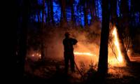 Un pompier s'attaque à un incendie de forêt près de Vidauban, dans le sud de la France, le 11 juin 2024 ( AFP / Valery HACHE )