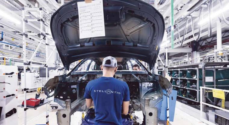 Le titre du constructeur automobile Stellantis fait partie de notre sélection d'actions que nous conseillons à l'achat. Fin 2023, la trésorerie disponible de l'entreprise devrait être être supérieure à son endettement. (© Stellantis)