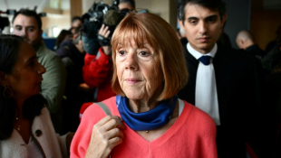 Gisèle Pelicot (c) et son avocat Stéphane Babonneau  (d) au tribunal d'Avignon, le 16 septembre 2024 dans le Vaucluse ( AFP / Christophe SIMON )