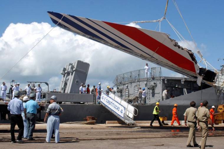 Des débris du vol 447 d'Air France disparu, récupérés dans l'océan Atlantique, arrivent au port de Recife le 14 juin 2009