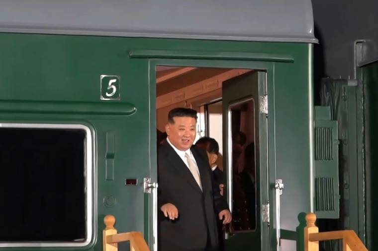 Le dirigeant nord-coréen Kim Jong Un débarque de son train blindé à la gare de Khasan, le 12 septembre 2023 en Russie ( Ministère russe des Ressources naturelles et de l'Environnement  / Handout )