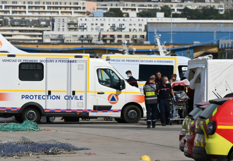 Un migrant blessé dans le naufrage d'une embarcation de fortune dans la Manche est pris en charge à Boulogne-sur-Mer le 3 septembre 2024 ( AFP / BERNARD BARRON )