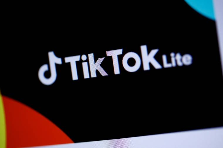 TikTok, propriété du groupe chinois ByteDance, avait lancé son nouveau service controversé en France et en Espagne fin mars ( AFP / Kiran RIDLEY )