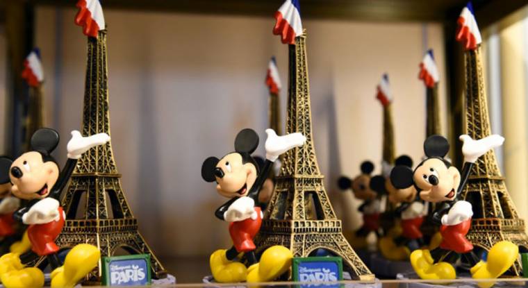 Dans un des magasins de souvenirs de Disneyland Paris. (© B. Guay / AFP)
