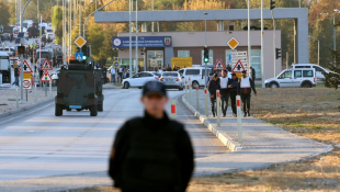 Des policiers sécurisent une portion de route à Kahramankazan, au nord d'Ankara, près du siège des industries aérospatiales turques (TAI) visé par un attentat, le 23 octobre 2024 en Turquie". ( AFP / Adem ALTAN )