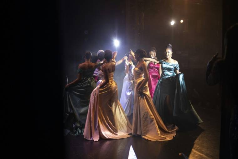 Des candidates dansent sur la scène lors du concours de beauté Miss Côte d'Ivoire France, le 8 mai 2024 à Paris ( AFP / OLYMPIA DE MAISMONT )