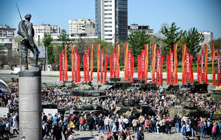 Exposition des "trophées" occidentaux prélevés en Ukraine dans un parc dédié aux victimes de la Seconde Guerre mondiale à Moscou, le 1er mai 2024 ( AFP / Alexander NEMENOV )