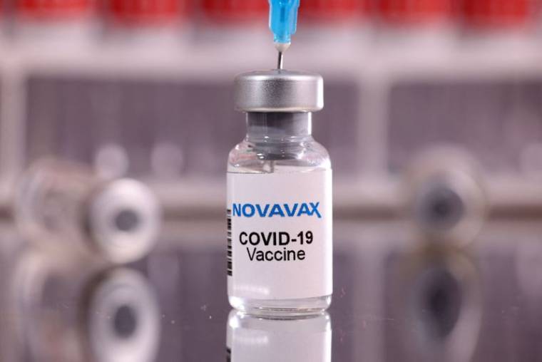Photo d'illustration d'un flacon étiqueté "Vaccin Novavax V COVID-19"