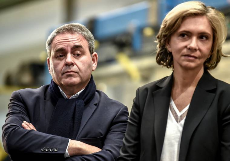 Valérie Pécresse et  Xavier Bertrand dans l'usine d'Alstom de Petite-Forêt près de Valenciennes, le 19 février 2019. ( AFP / PHILIPPE HUGUEN )