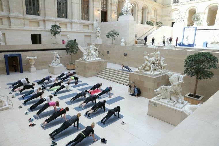 "Les visites sportives" au Louvre par l'artiste et chorégraphe Mehdi Kerkouche au musée du Louvre à Paris le 23 avril 2024 ( AFP / Thomas SAMSON )