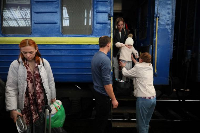 Des civils évacués de Marioupol, en gare de Lviv, en mars 2023 (illustration) ( AFP / OLEKSII FILIPPOV )