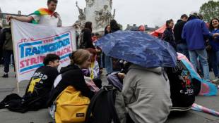 Rassemblement contre la transphobie, le 5 mai 2024 Place de la République à Paris  ( AFP / Geoffroy VAN DER HASSELT )