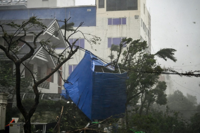 Les dégâts provoqués par le passage du typhon Yago à Hai Phong, le 7 septembre 2024 au Vietnam ( AFP / NHAC NGUYEN )