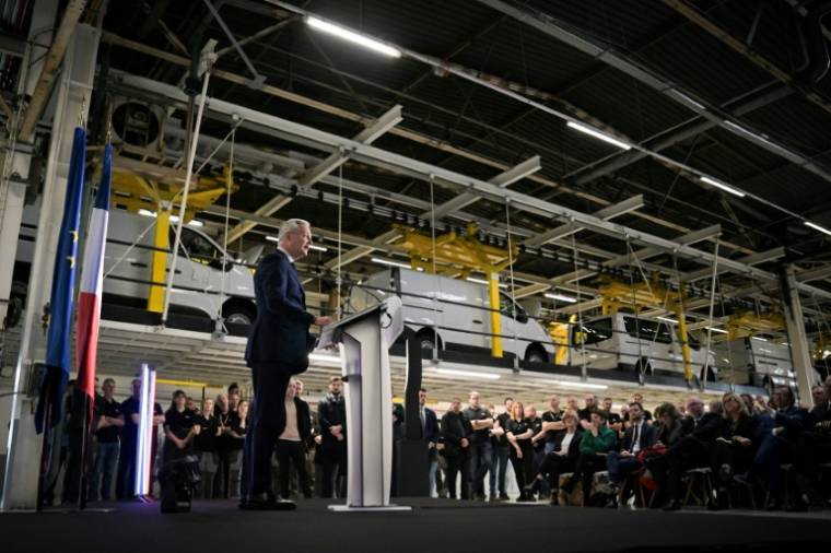 Le ministre de l'Economie et des Finances Bruno Le Maire dans l'usine Renault de Sandouville, en Seine-Maritime, le 29 mars 2024 ( AFP / Lou Benoist )